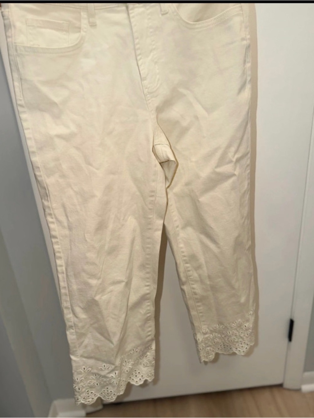 Women’s Cream Eyelet-Hem Cropped Pants